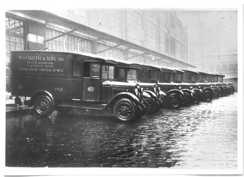 31_motor_vans_in_Strand_House_yard,_1932,_after_closure_of_the_London_stables_in_that_year_2.jpg